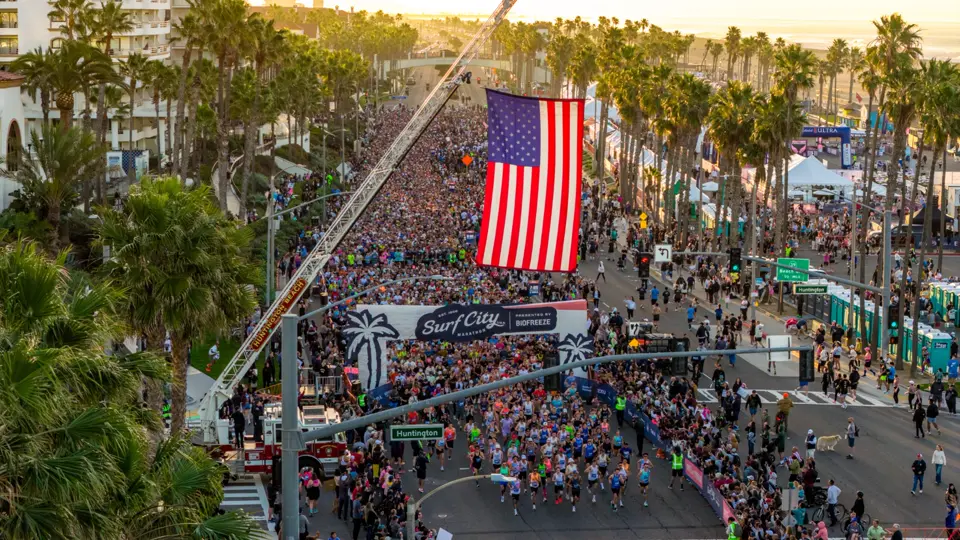 Corredores da Surf City Marathon na costa de Huntington Beach, Califórnia