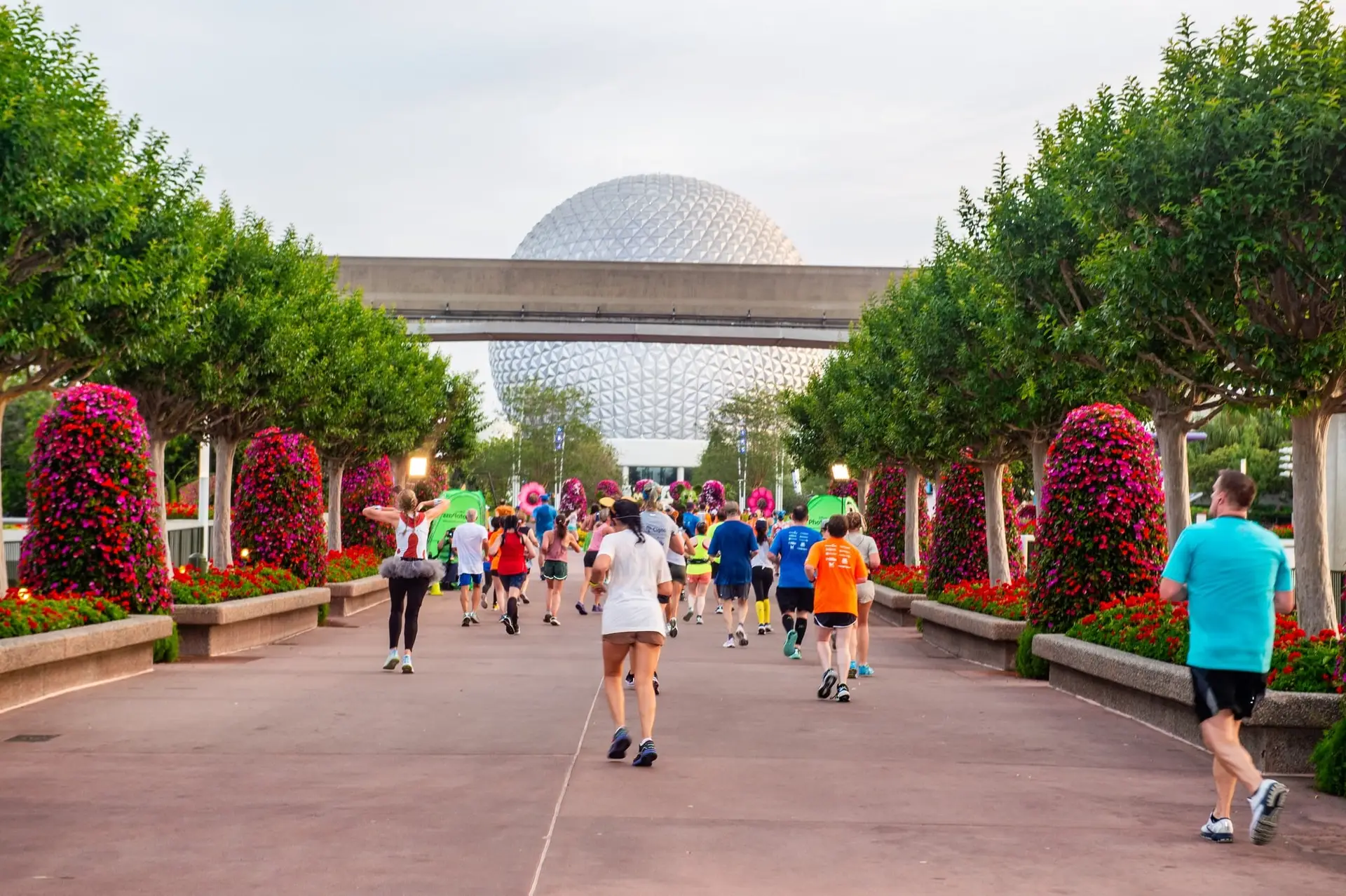 Corredores da Springtime Surprise Weekend diante do EPCOT no Walt Disney World Resort, em Orlando